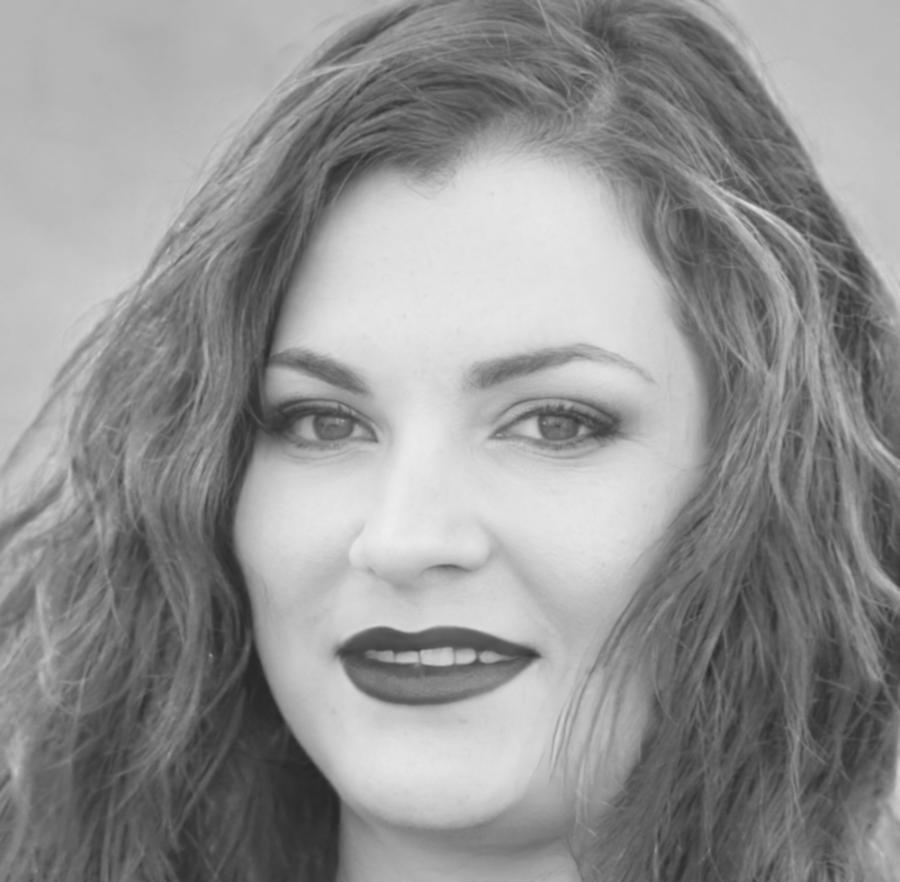 Instructora de yoga especializada en secuencias creativas