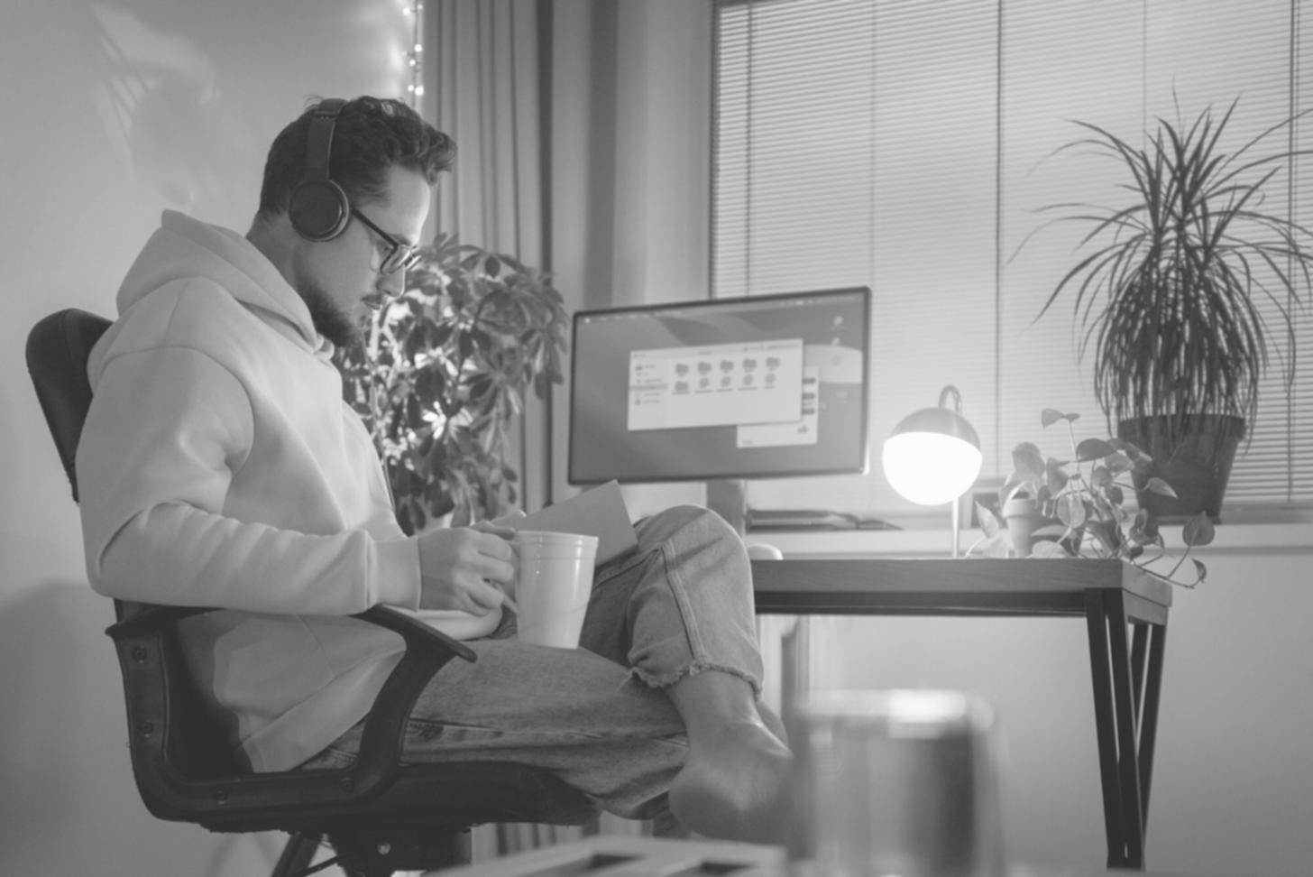 Área de recepción y descanso donde puedes relajarte antes o después de tu clase