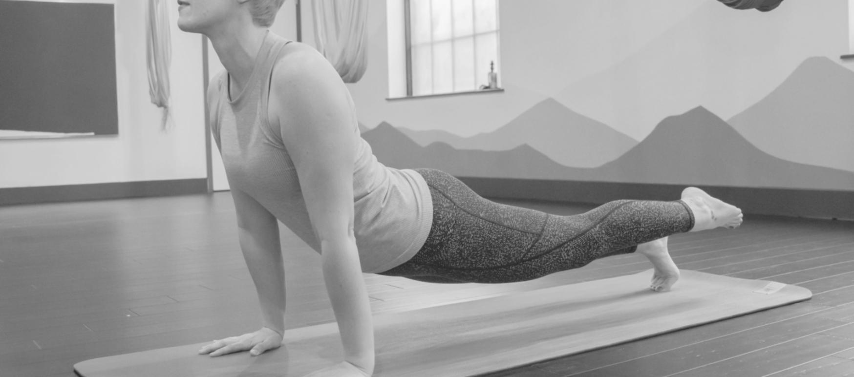 Espacio de práctica de yoga con iluminación natural y ambiente tranquilo