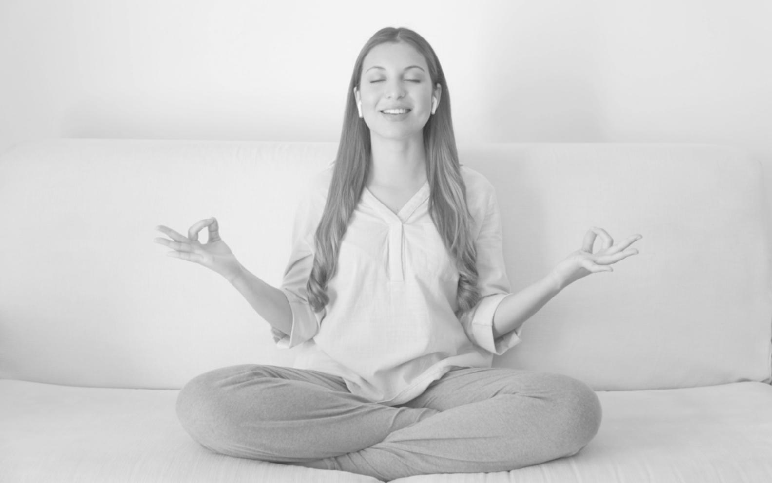 Grupo practicando yoga flow en sesión del programa